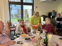Zum Neujahrsempfang kamen die Bewohnerinnen und Bewohner in die Cafeteria des Wieslocher Pflegeheims.