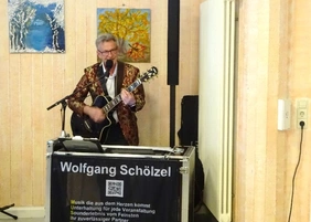 Alleinunterhalter Wolfgang Schölzel trat im avendi-Pflegeheim in Bad Überkingen auf.