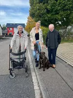 Gleich am ersten Arbeitstag machte Therapiehund Charly einen Spaziergang mit den Bewohnern.