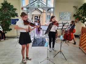 Die Musiker der „Kehler Stadtmusikanten“ begeisterten die Pflegeheim-Bewohner in Kehl 