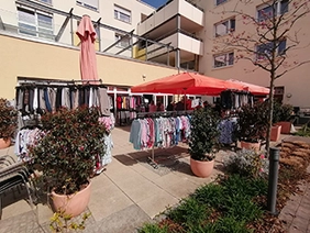 Kleiderverkauf auf der Terrasse des Mannheimer Pflegeheims CentroVerde