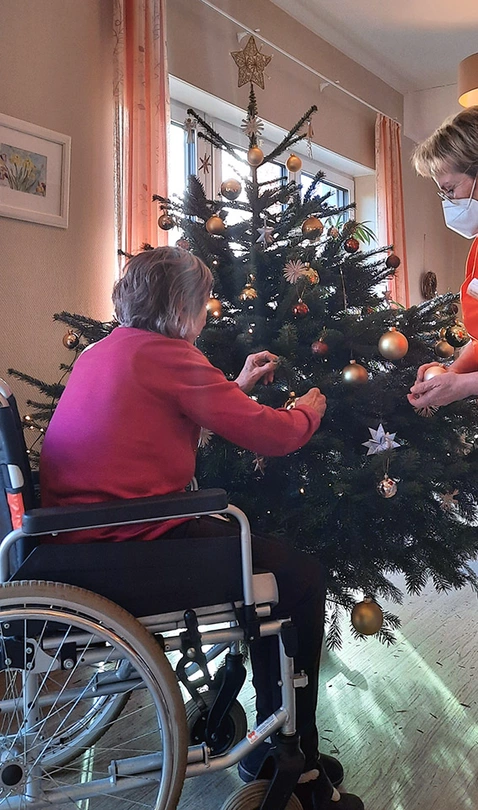Gemeinsam schmückten Mitarbeiter und Bewohner im Pflegeheim den Weihnachtsbaum