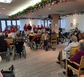 In der festlich geschmückten Cafeteria im Mannheimer Pflegeheim LanzCarré erklangen Weihnachtslieder.
