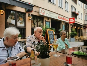 Die avendi-Pflegeeinrichtung PALAIS BOSE in Dessau-Roßlau verabschiedet den Sommer in diesem Jahr mit einem gemeinsamen Mittagessen a la carte im „Ersten Dessauer Kartoffelhaus“