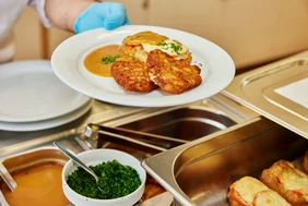 Schmackhaftes Mittagessen bietet das Pflegeheim RHEIN-PFALZ-STIFT aus der hauseigenenen Küche an. 