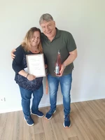 Jürgen Stephan gratuliert Pflegedienstleitung Diana Zimmermann zum Jubiläum. Sie arbeitet seit 20 Jahren bei avendi.