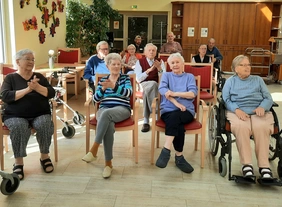 Die Bewohnerinnen und Bewohner der avendi-Seniorenresidenz KINZIGALLEE in Kehl hatten viel Freude beim Auftritt des Musikers Herrn Doll.