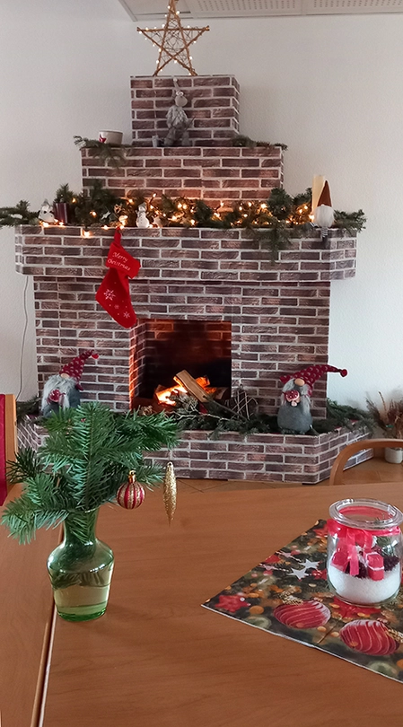 Der weihnachtlich dekorierte Kamin