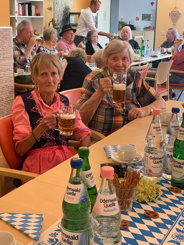Seniorinnen am Tisch in der Cafeteria