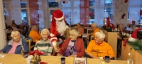 Nikolaus verteilt Präsente an Seniorinnen