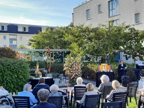 Beim Gedenkgottesdienst im Mannheimer avendi-Pflegeheim LanzCarré gedachten die Angehörigen an verstorbene Bewohnerinnen und Bewohner.