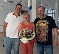Heimleiter und Küchenleiter verabschieden Gabriele Pauke mit Blumen