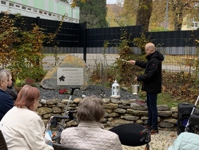 In der avendi-Pflegeeinrichtung WILHELMSHÖHE gibt es nun eine Gedenkstätte im Garten.