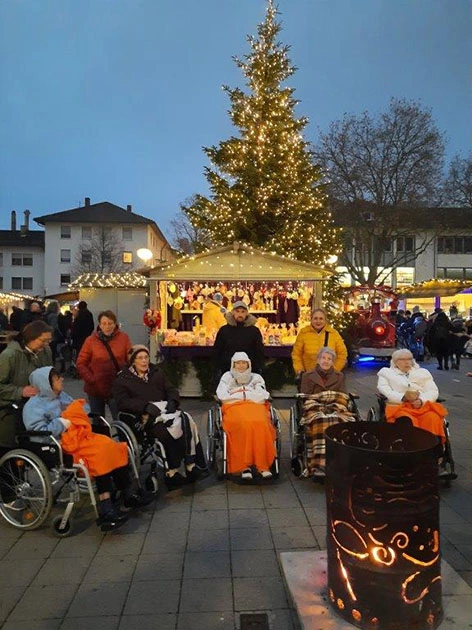 Ausflügler der Kinzigallee zusammen vorm Weihnachtsbaum auf dem Weihnachtsmarkt