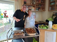 Heimleiter Jürgen Stephan und Kollegin Adelheid grillten für das Mitarbeiterteam im avendi-Pflegeheim HAUS BURGBLICK.