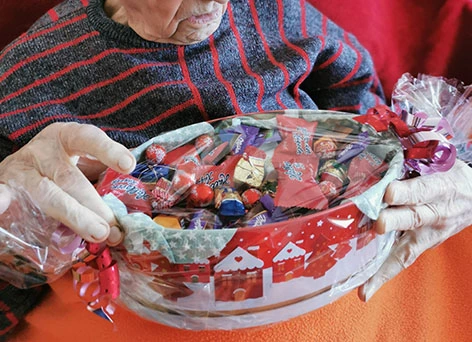 Seniorin im Pflegeheim freut sich über Geschenk