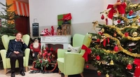 Eine Bewohnerin hat sich sehr schick gemacht für das weihnachtliche Fotoshooting in der PARKSTRASSE Ketsch