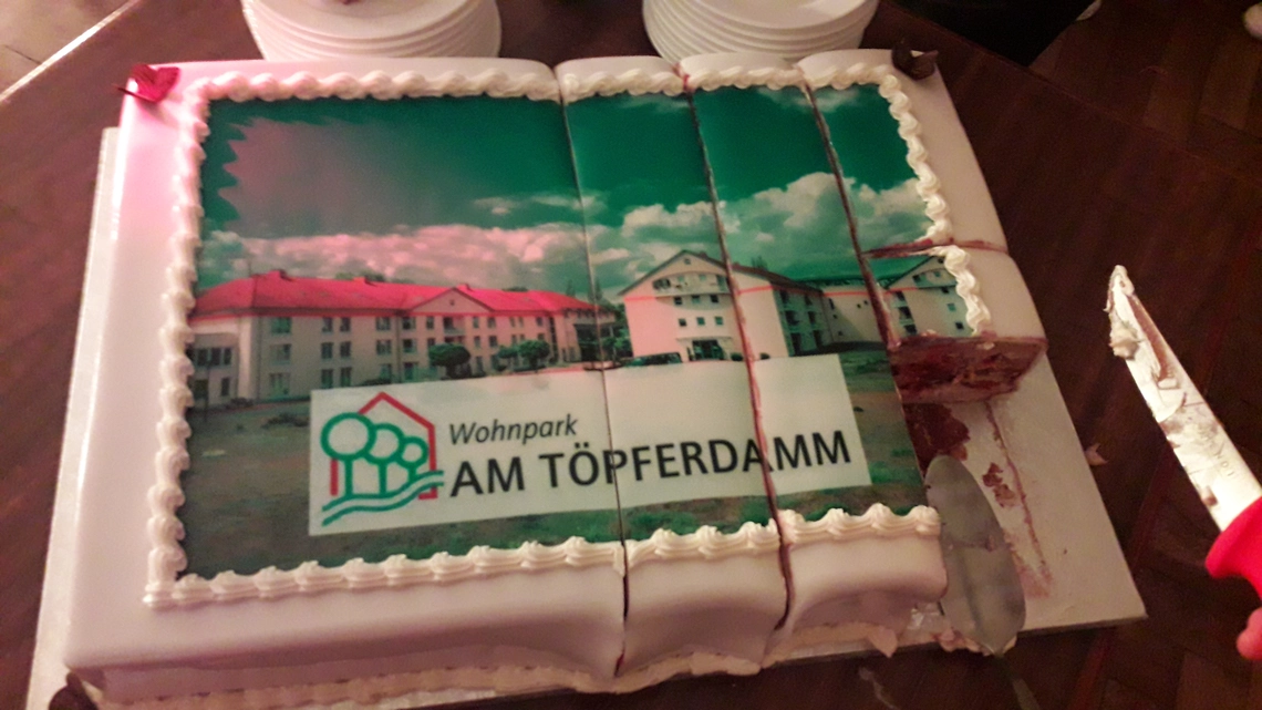 Zum süßen Abschluss gab es eine riesige Torte mit der Ansicht des Wohnparks AM TÖPFERDAMM. 