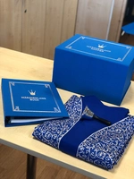 Eine blaue Box beinhaltet Märchen-CD und weiteres Material für die Märchenstunde.