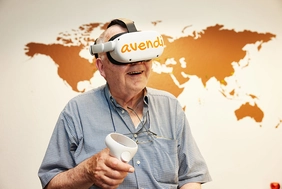 Senior mit VR-Brille