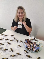 Alexandra bastelt Karten als Dankeschön für avendi mobil Mannheim