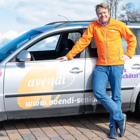 Pflegedienstleiter Lars Leifeld vor avendi-mobil-Auto