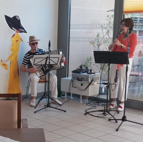 Musik erklang beim Erdbeerfest in der Cafeteria der avendi-Pflegeeinrichtung SANDHOFER STICH