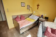 Das hübsch gemachte Bett in einem Bewohnerzimmer