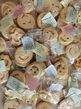 Smiley-Kekse für unsere Bewohnerinnen und Bewohner vom PALAIS BOSE zum Tag des Lächelns. 