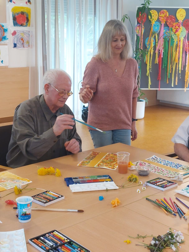 Bei der Maltherapie mit Britta Meinke können die Bewohnerinnen und Bewohner in der Seniorenresidenz ALTE MÜHLE in Kehl kreativ sein.