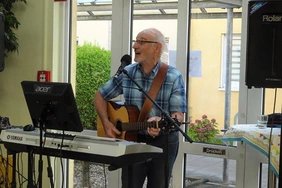 Musiker Gerald Doll trat in der avendi-Seniorenresidenz KINZIGALLEE auf