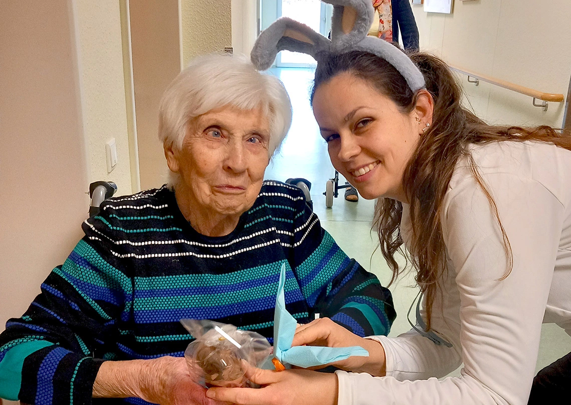 Die Bewohnerin im Pflegeheim NECKARHAUS war überrascht, als sie ihren Schokohasen und ein Ei bekam.