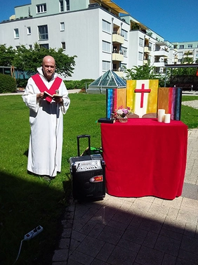 Ein mobiler Altar sorgt für Flexibvilität bei den Gottesdiensten im avendi-Pflegeheim in Mannheim