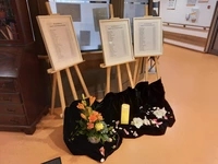 Ein Gedenkbereich im Foyer des 1. OGs des Mannheimer LanzCarré diente als Gedenkstätte, wo Bewohner und Mitarbeiter an die Verstorbenen erinnern konnten.