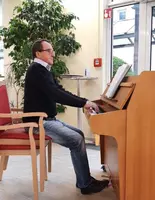 Robert Helm bezauberte am Klavier die Bewohner der avendi-Seniorenresidenz KINZIGALLEE mit klassischen Melodien.