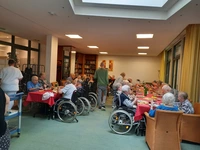 Pflegeheim-Bewohner trafen sich beim Grillfest in der Bibliothek des Lanzgartens