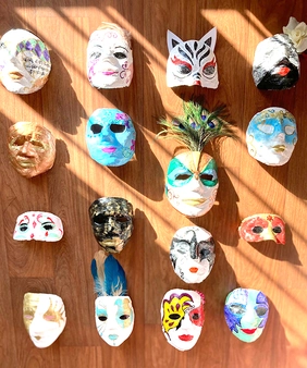 Venezianische Masken bastelten die die Bewohner in der avendi-Pflegeeinrichtung RHEIN-PFALZ-STIFT in Waldsee