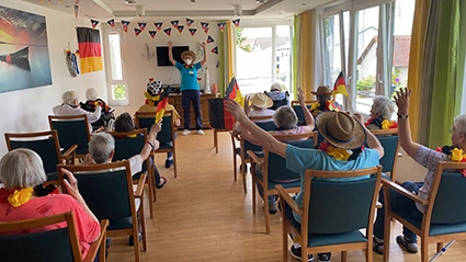 Pfleger und Bewohner schauten im avendi-Pflegeheim PARKSTRASSE in Ketsch das Deutschland-Spiel bei der EM 2021 gemeinsam an.