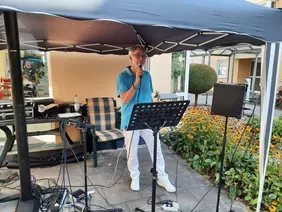 Alleinunterhalter Klaus Weyreter unterhielt mit Musik beim Sommerfest in der avendi-Seniorenresidenz KINZIGALLEE in Kehl.