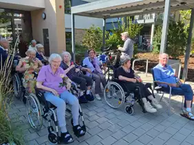 Bewohner der avendi-Pflegeeinrichtung WILHELMSHÖHE in Wiesloch freuen sich über den Besuch von Guggemusikern aus Sinsheim.
