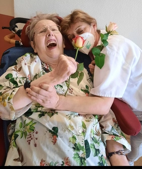 Zum Muttertag gab es im Pflegeheim Lanzgarten Rosen für die Mütter