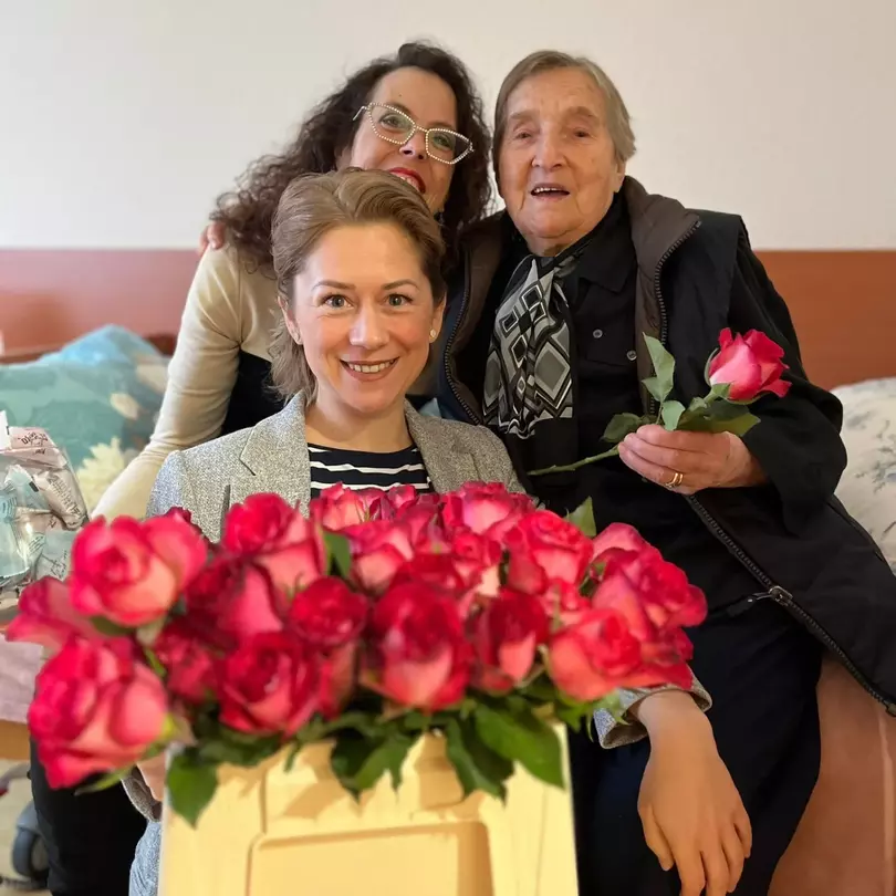 Rosen für die Damen am Weltfrauentag 2023 in der avendi-Pflegeeinrichtung EDI-WOHNPARK.