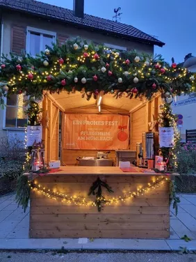 Stand des Pflegeheims AM MÜHLBACH beim Bad Überkinger Weihnachtsmarkt „Kerzenzauber, Kulinarisches & Kunst".