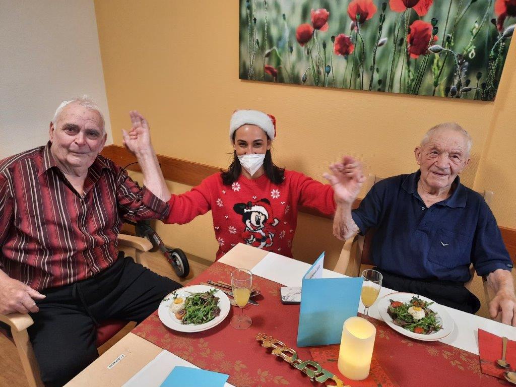 Die Bewohner genossen die festliche Stimmung bei der Weihnachtsfeier in der Kehler avendi-Pflegeeinrichtung KINZIGALLEE