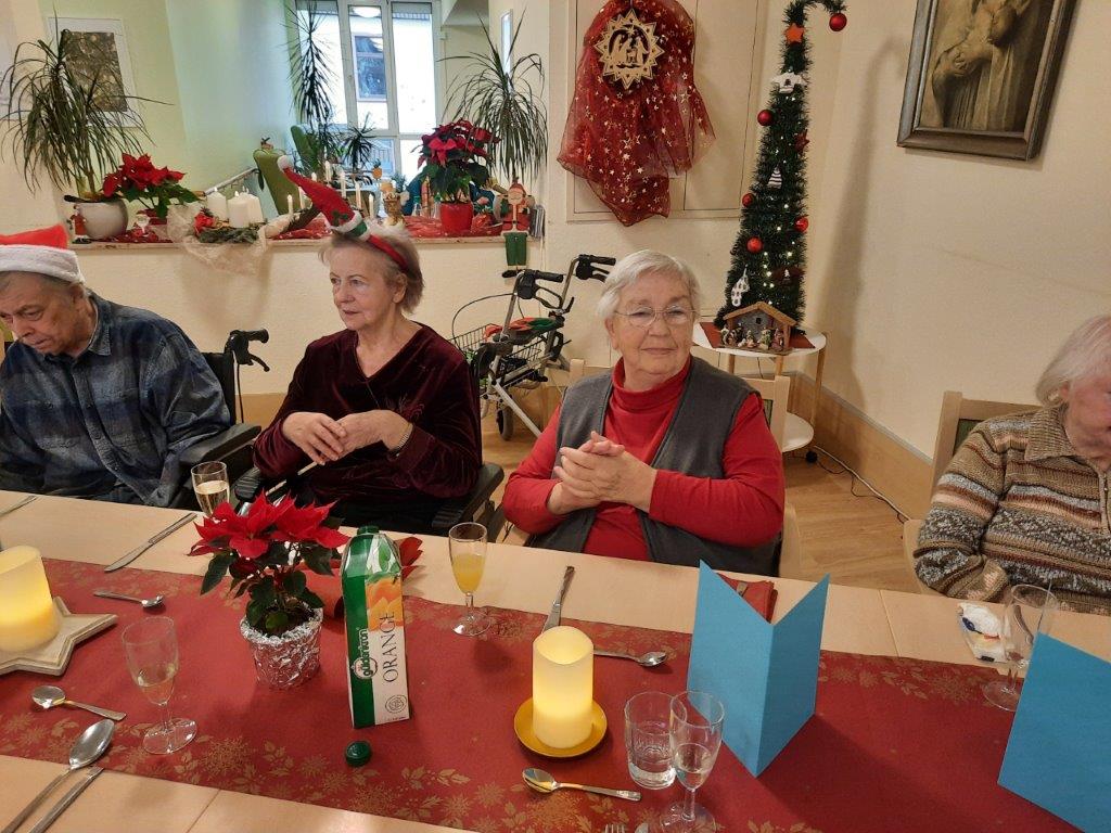 Mit Panflötenmusik und Festmenü stimmten sich die Pflegeheimbewohnerinnen und -bewohner auf Weihnachten ein. 
