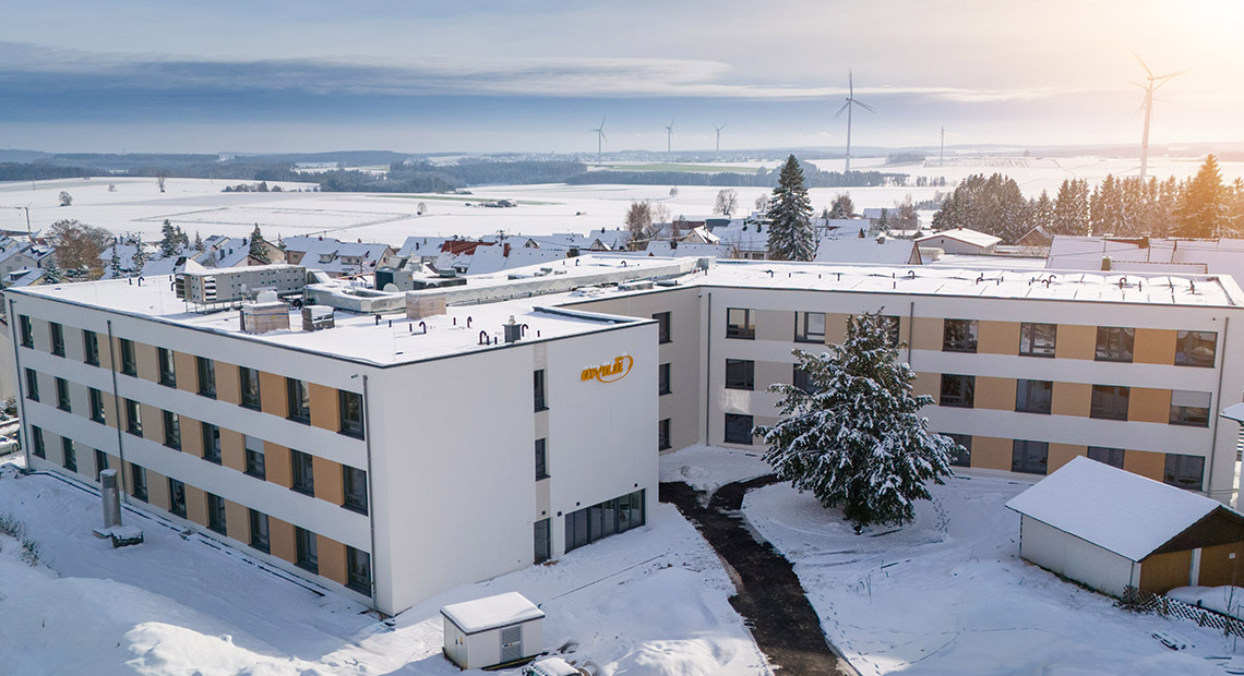 Das neue Pflegeheim AUF DER ALB im verschneiten Böhmenkirch im November 2023