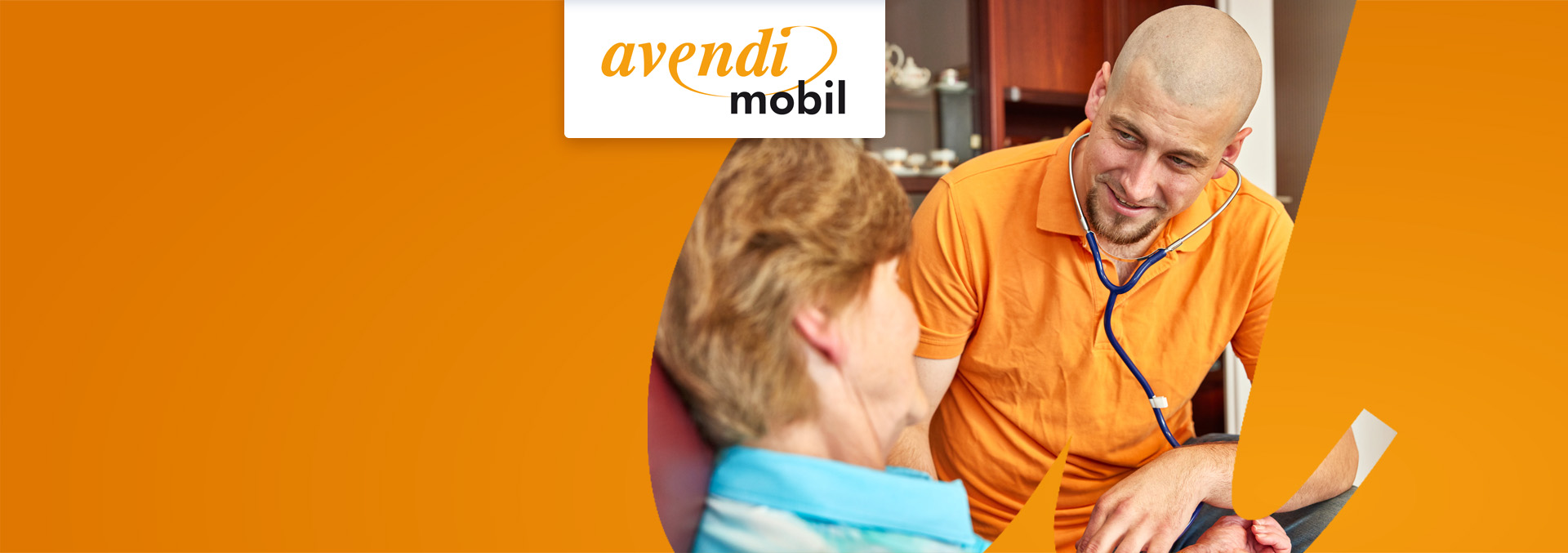 Service des ambulanten Pflegedienstes avendi mobil Mannheim: Ein Pfleger spricht mit einer älteren Dame.