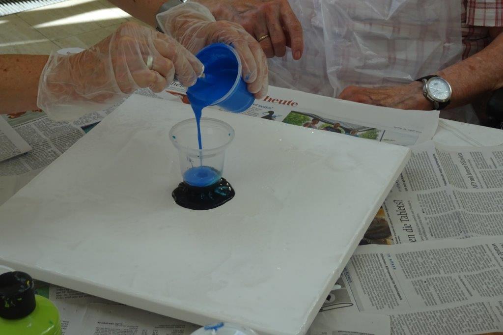 Acrylic Pouring bietet viele Möglichkeiten 