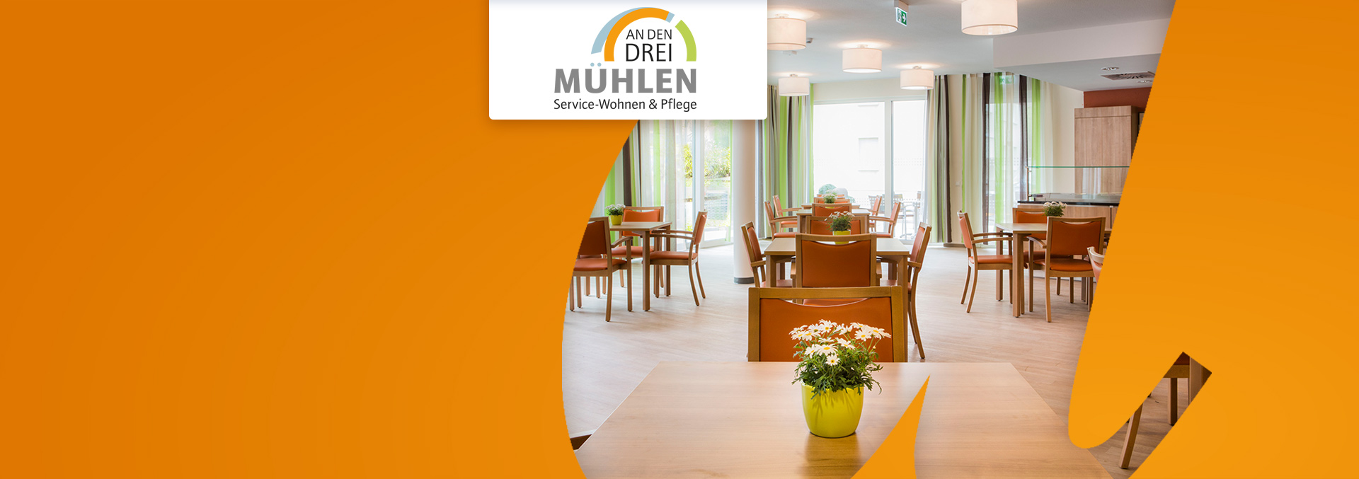Service-Wohnen und Pflege An den drei Mühlen: Helle Cafeteria, Parkett sowie Tische und Stühle aus mittel-hellem Holz, auf den Tischen Blumenvasen.