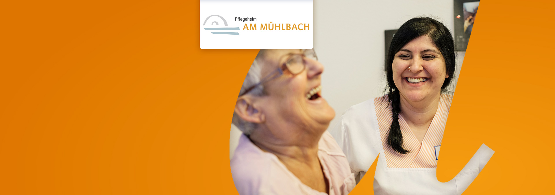 Pflegeheim Am Mühlbach, eine Pflegerin und eine Bewohnerin lachen gemeinsam.